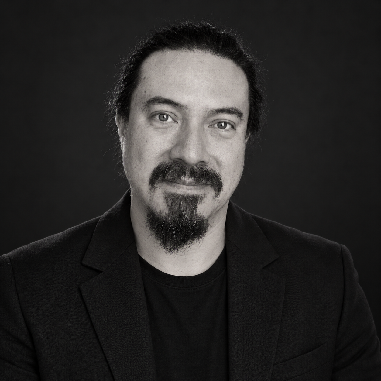 Retrato de Arturo Cuenca en blanco y negro